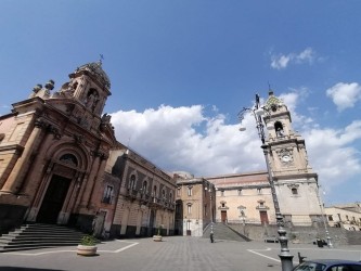 La Chiesa del Rosario e il campanile su Piazza Roma