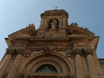 Dettagli della facciata della Chiesa del Rosario